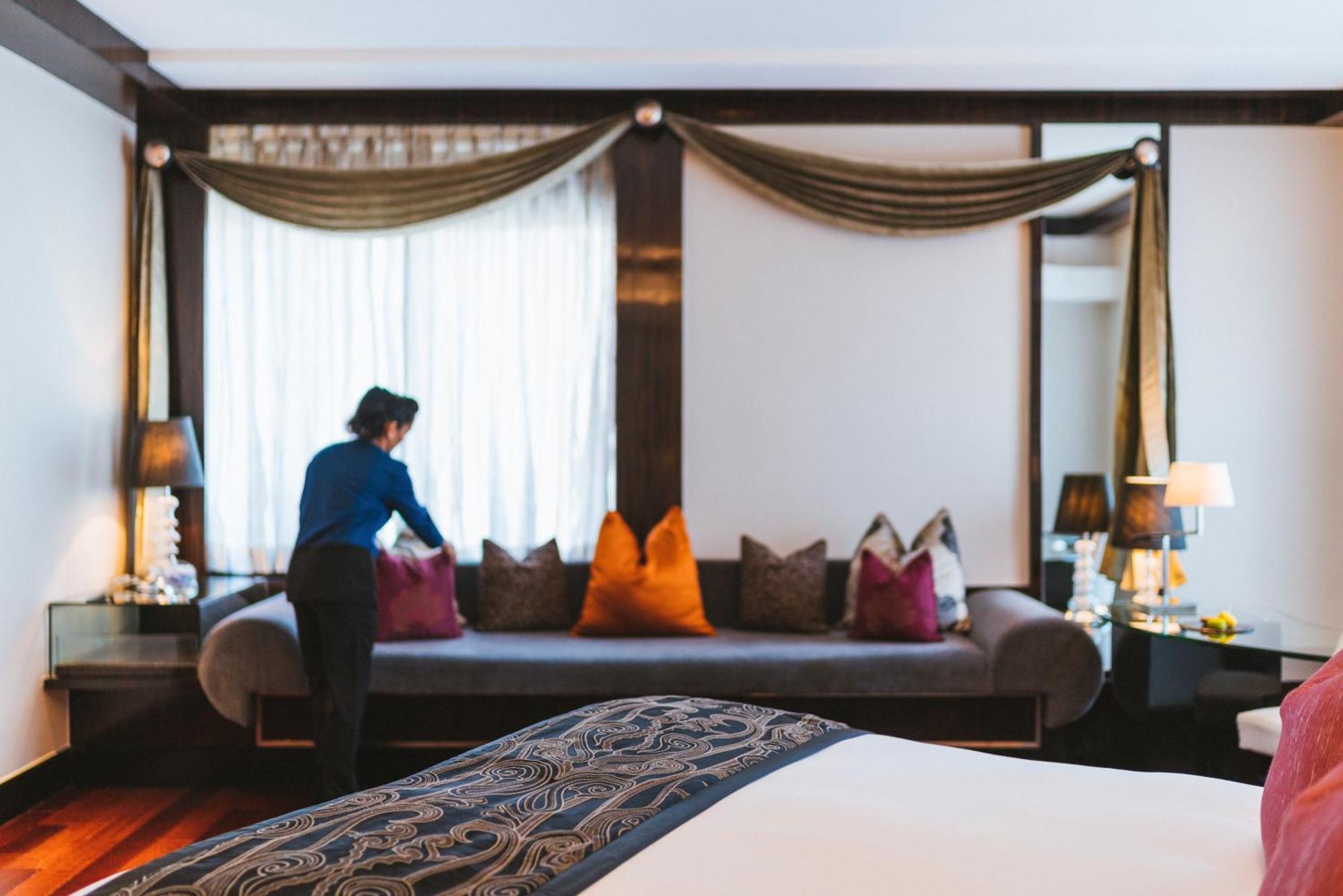 Sofitel Mumbai Bkc Hotell Exteriör bild A hotel housekeeper making a bed