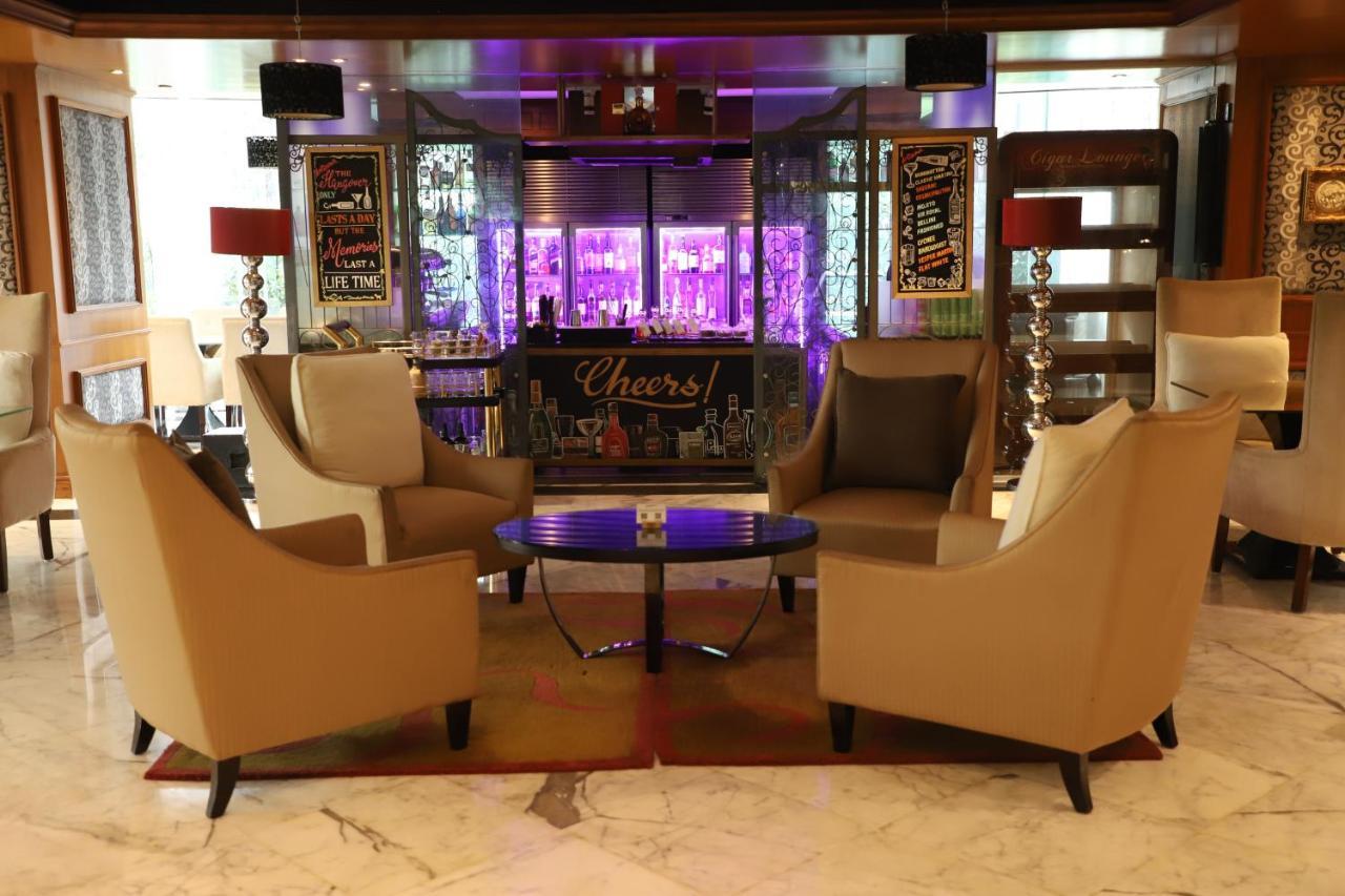 Sofitel Mumbai Bkc Hotell Exteriör bild The lounge at the airport