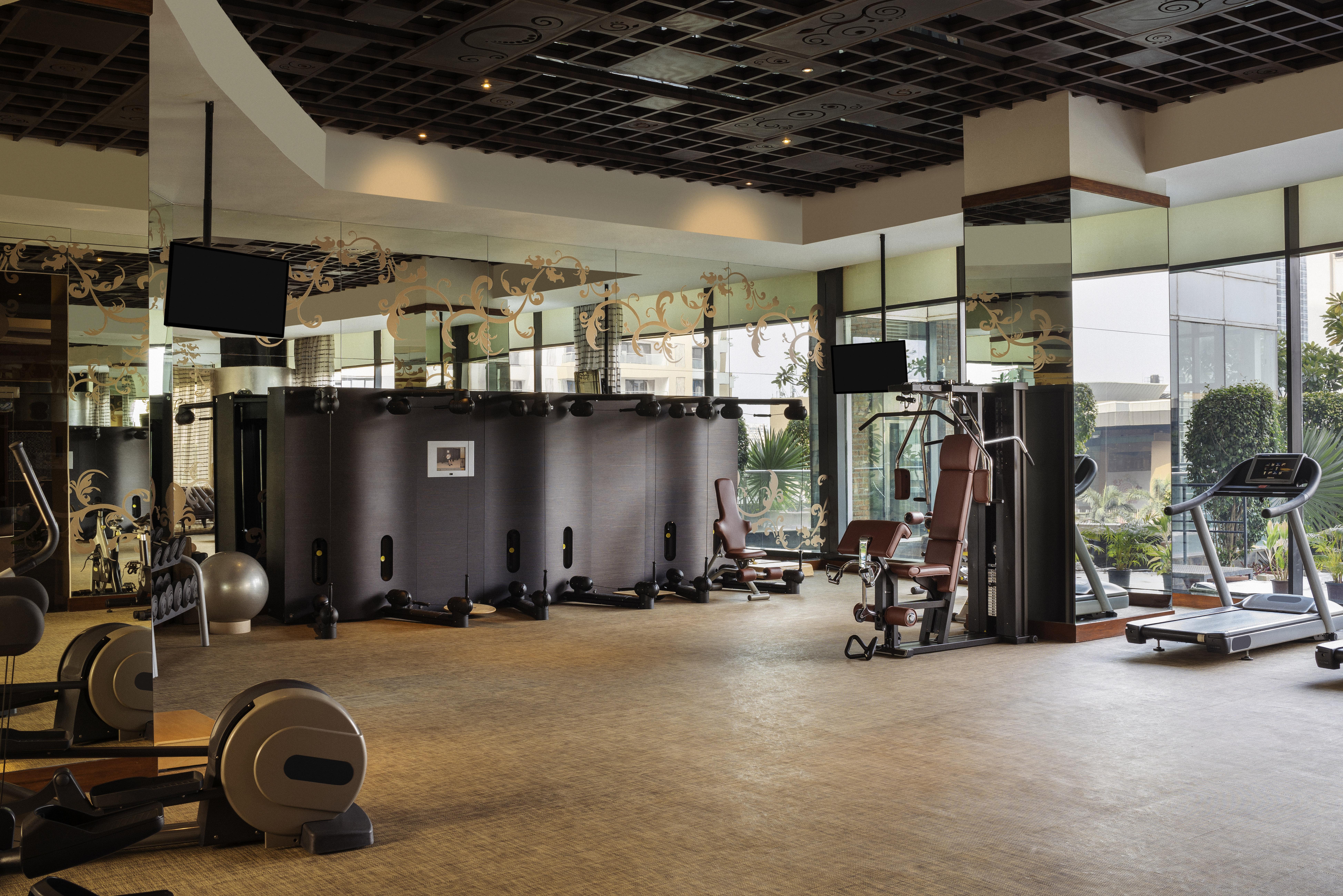Sofitel Mumbai Bkc Hotell Exteriör bild The gym at the hotel