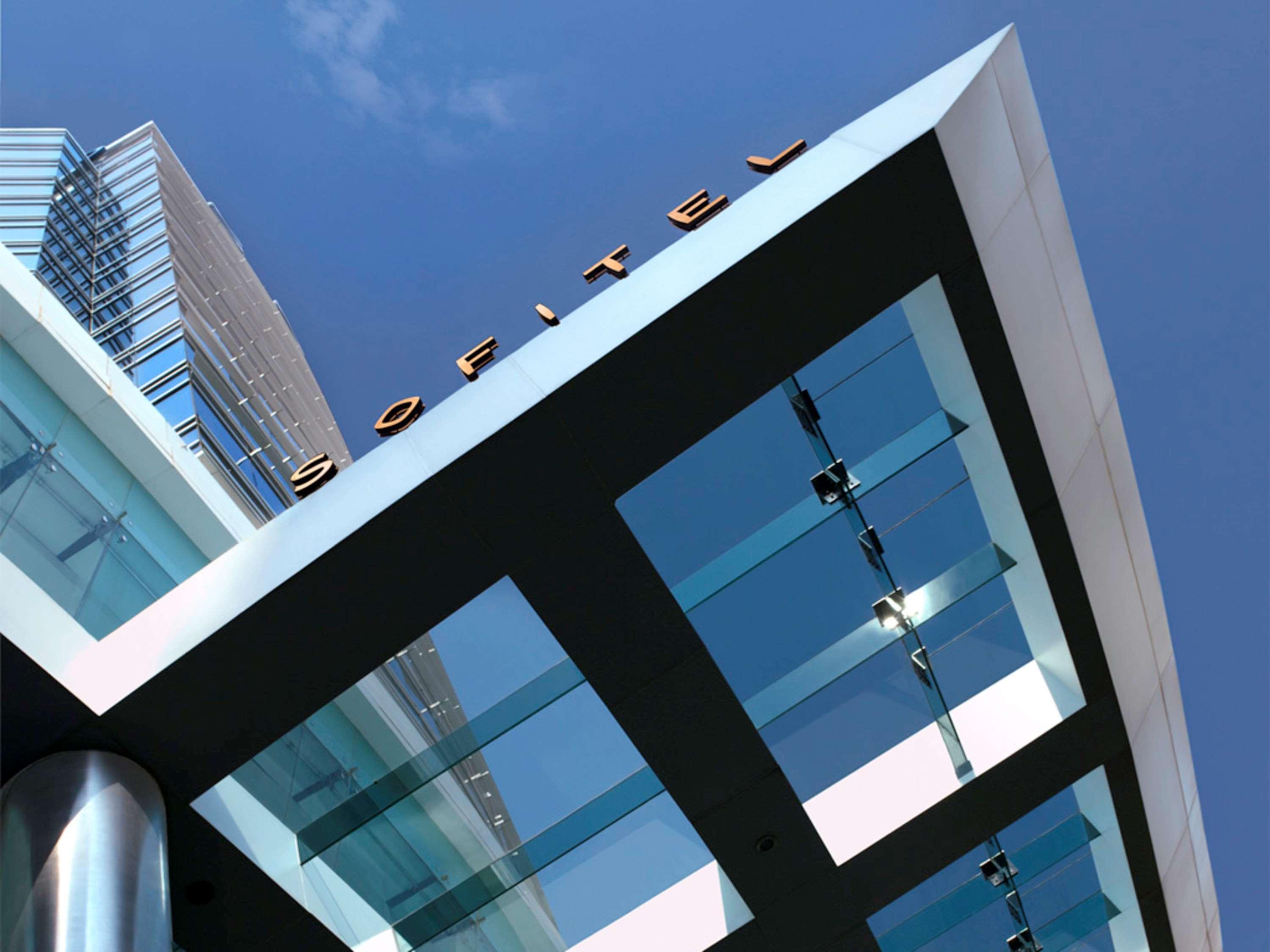 Sofitel Mumbai Bkc Hotell Exteriör bild The exterior of the hotel