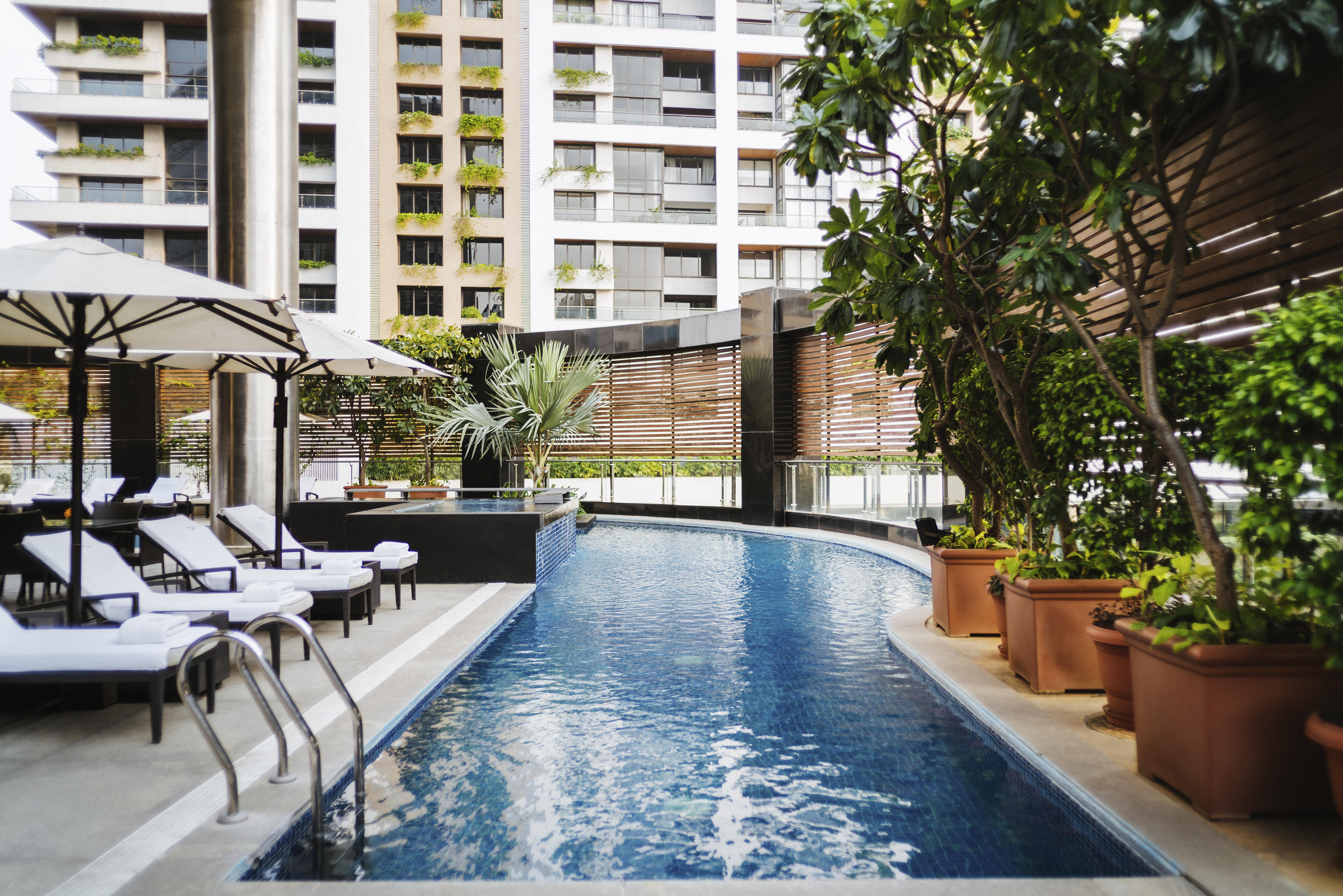 Sofitel Mumbai Bkc Hotell Exteriör bild The swimming pool at the hotel