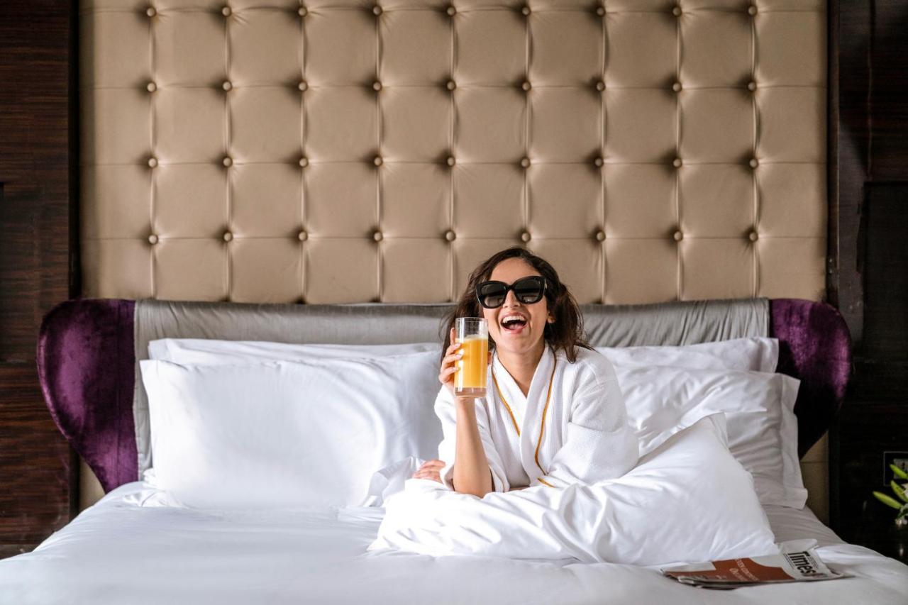 Sofitel Mumbai Bkc Hotell Exteriör bild A woman wearing a bathrobe