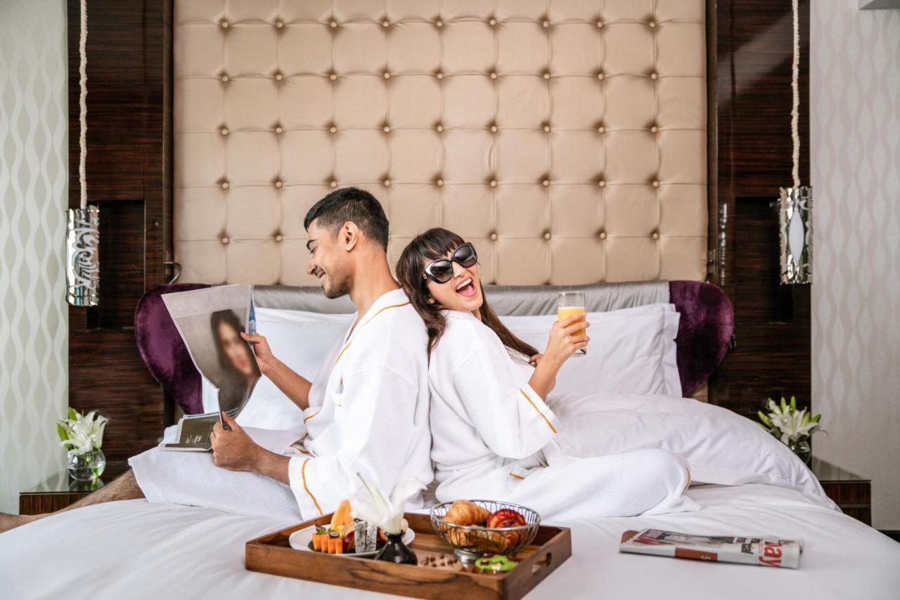 Sofitel Mumbai Bkc Hotell Exteriör bild A couple enjoying the room service at the Park