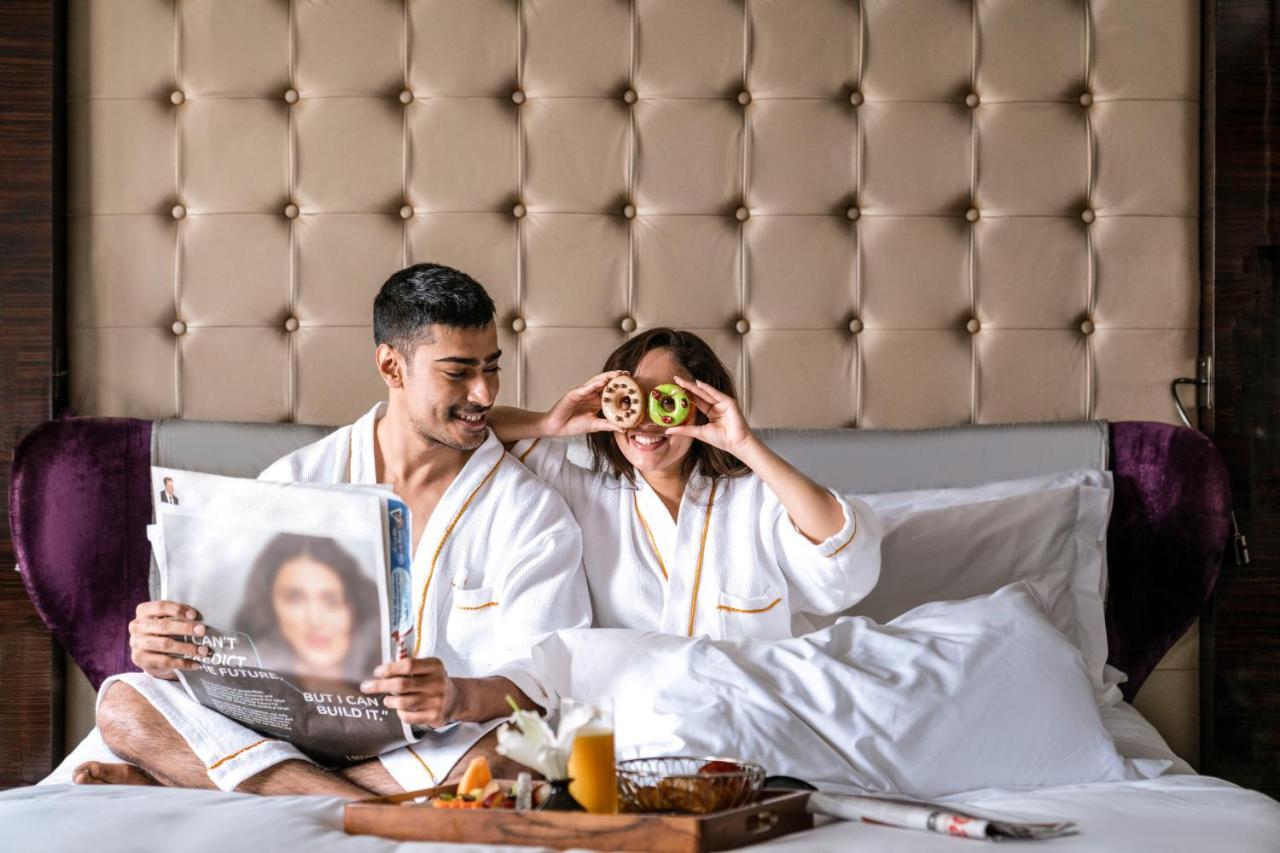Sofitel Mumbai Bkc Hotell Exteriör bild A couple in a hotel room