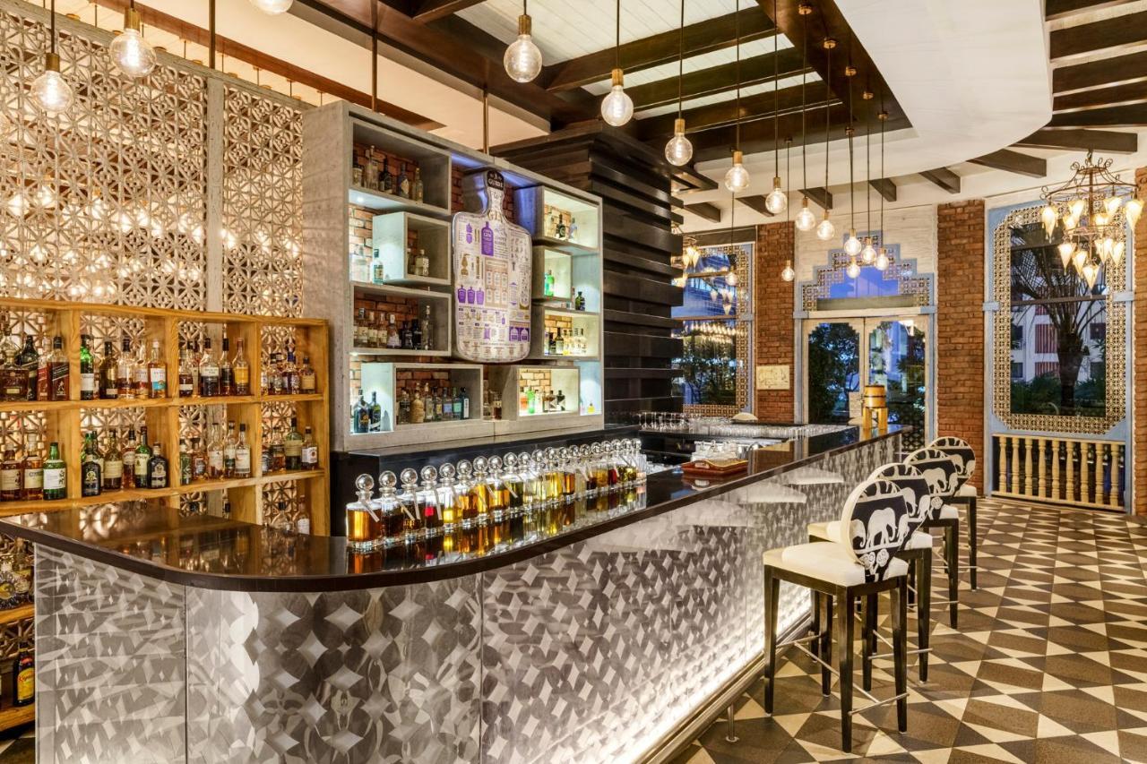 Sofitel Mumbai Bkc Hotell Exteriör bild The bar at the hotel