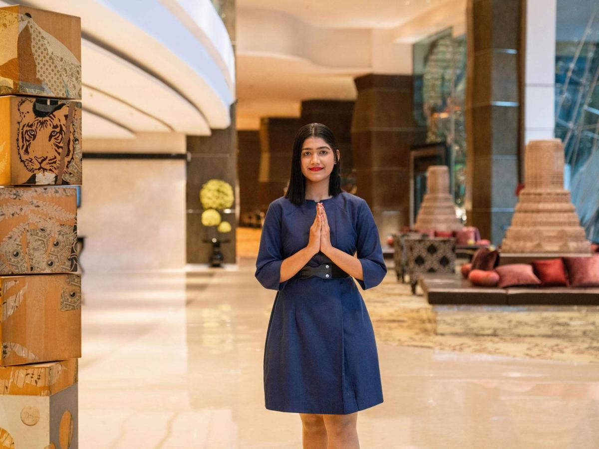 Sofitel Mumbai Bkc Hotell Exteriör bild A Thai woman greeting with the wai