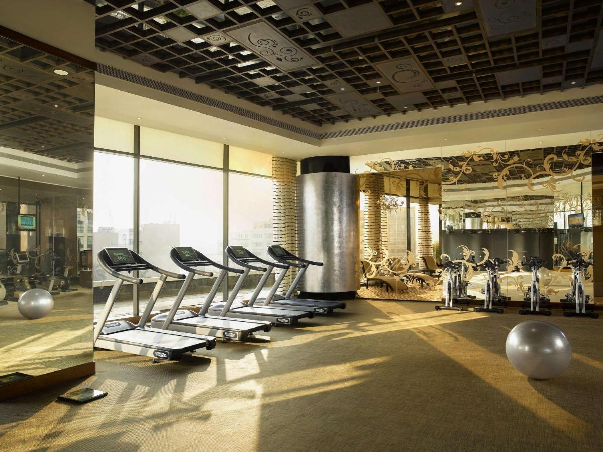 Sofitel Mumbai Bkc Hotell Exteriör bild The gym at the Mandarin Oriental, Hong Kong