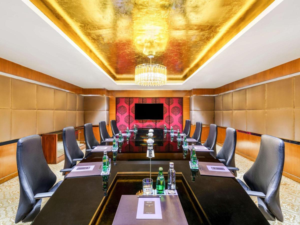 Sofitel Mumbai Bkc Hotell Exteriör bild Boardroom