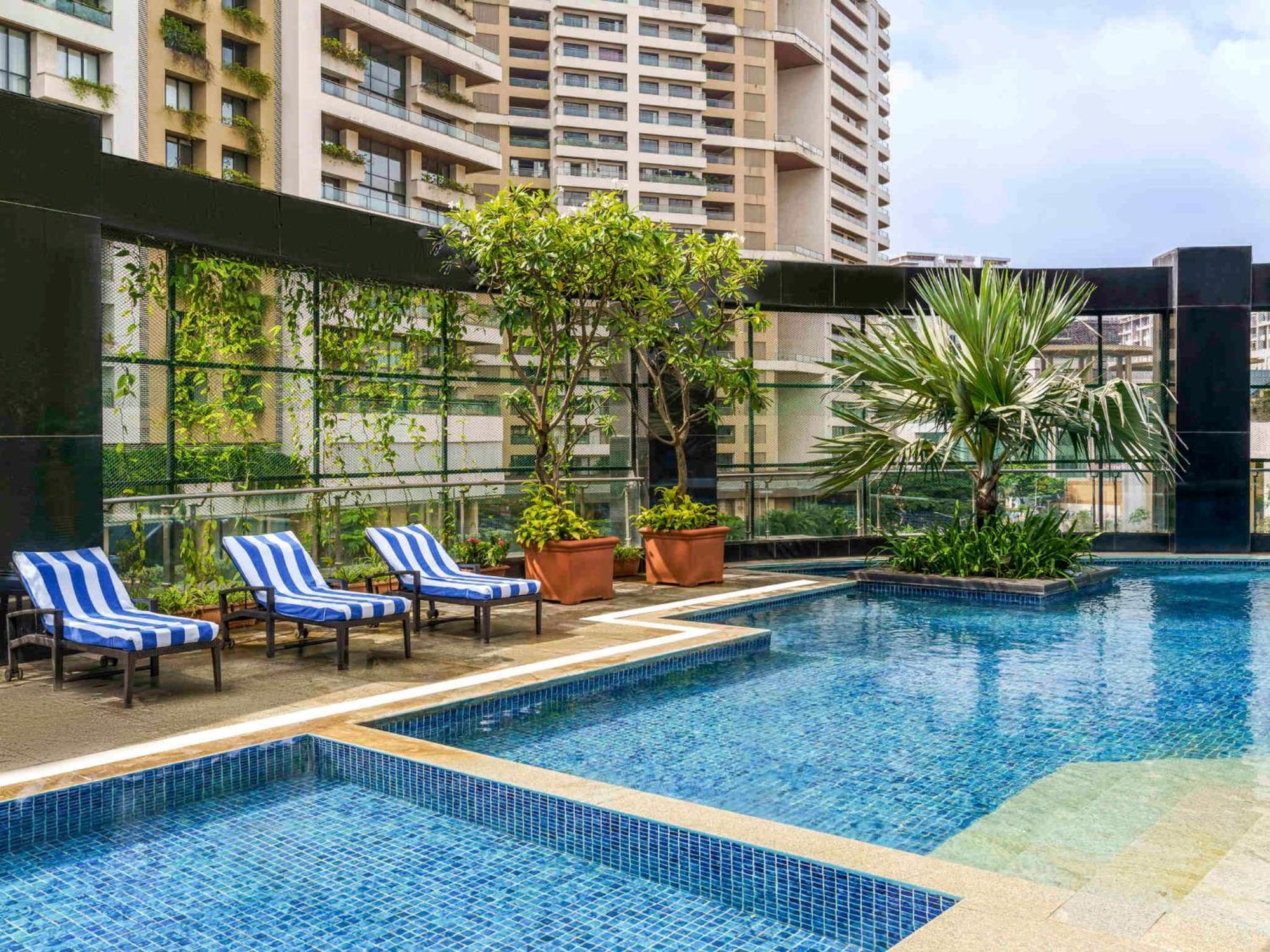 Sofitel Mumbai Bkc Hotell Exteriör bild The swimming pool at the hotel