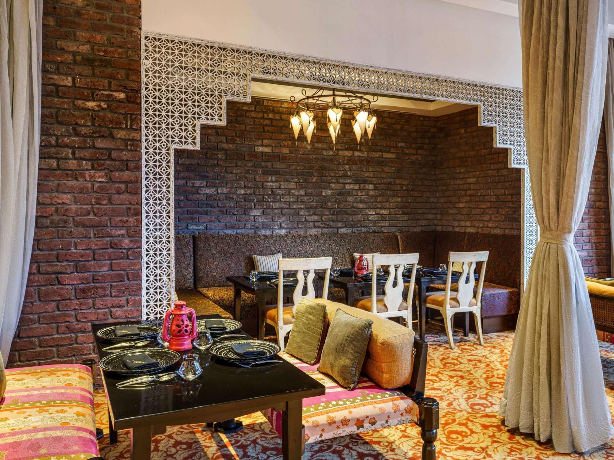 Sofitel Mumbai Bkc Hotell Exteriör bild The restaurant