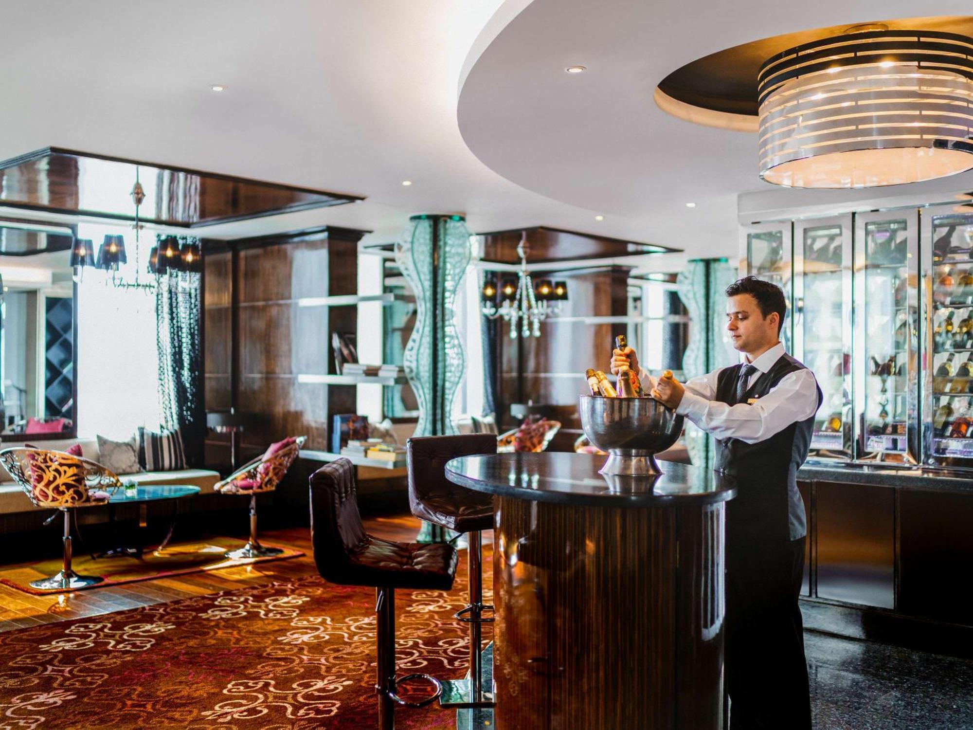 Sofitel Mumbai Bkc Hotell Exteriör bild The Bar