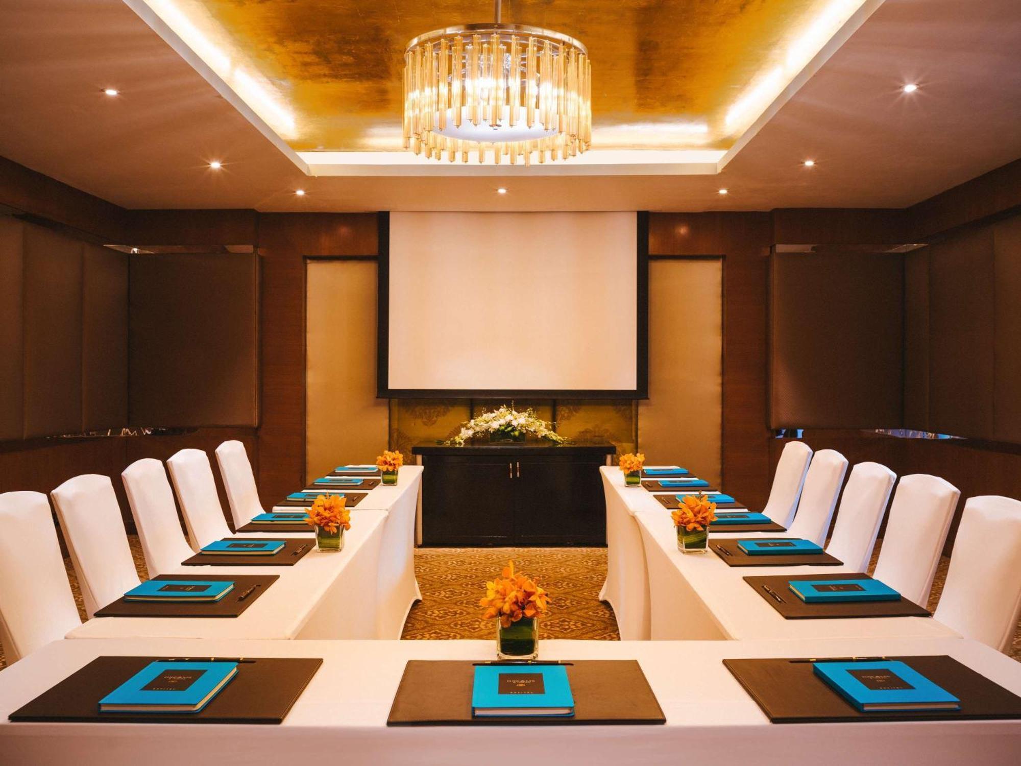 Sofitel Mumbai Bkc Hotell Exteriör bild Meeting room at the Four Seasons Hotel, Mumbai
