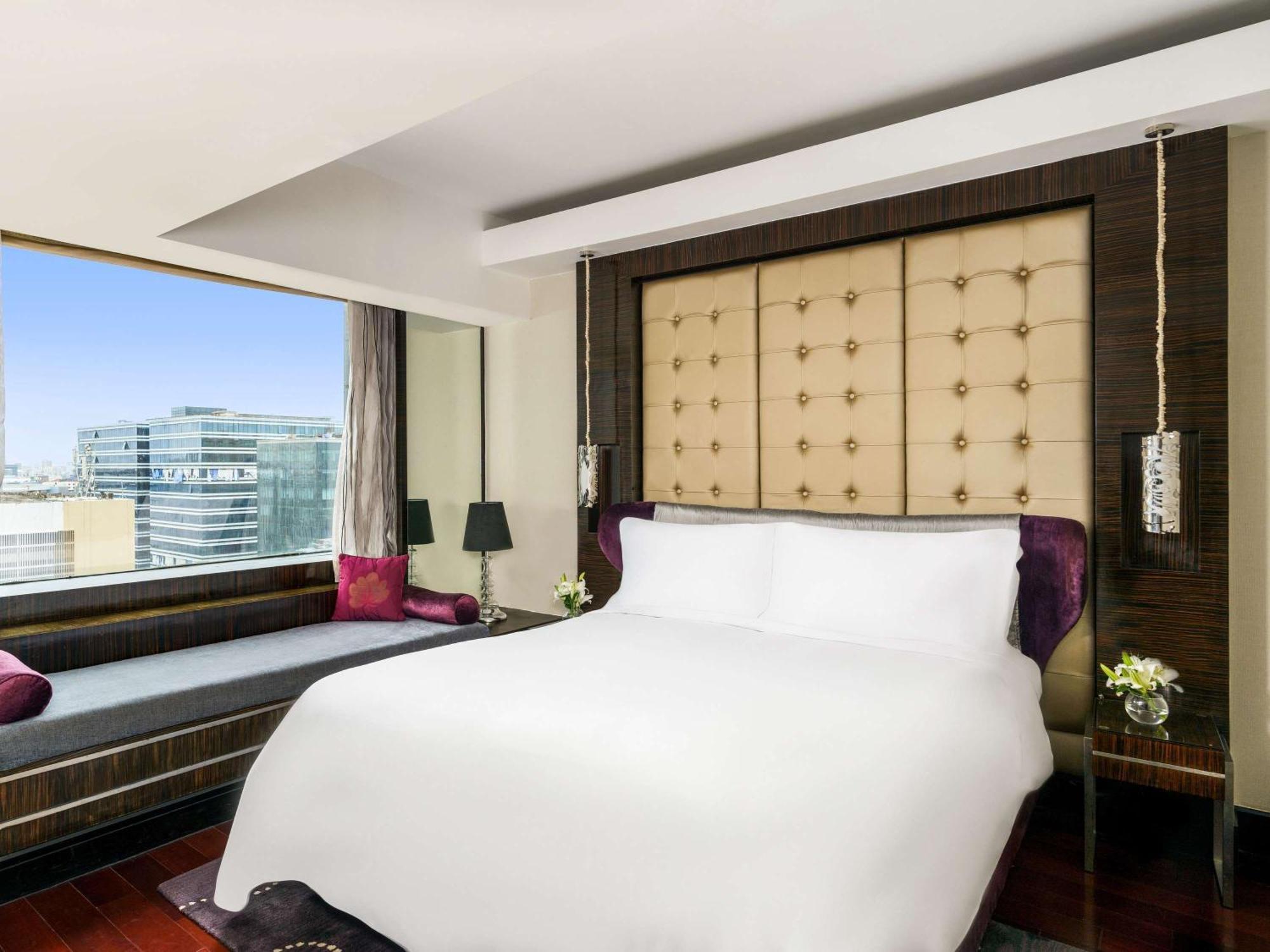 Sofitel Mumbai Bkc Hotell Exteriör bild A bedroom at the hotel