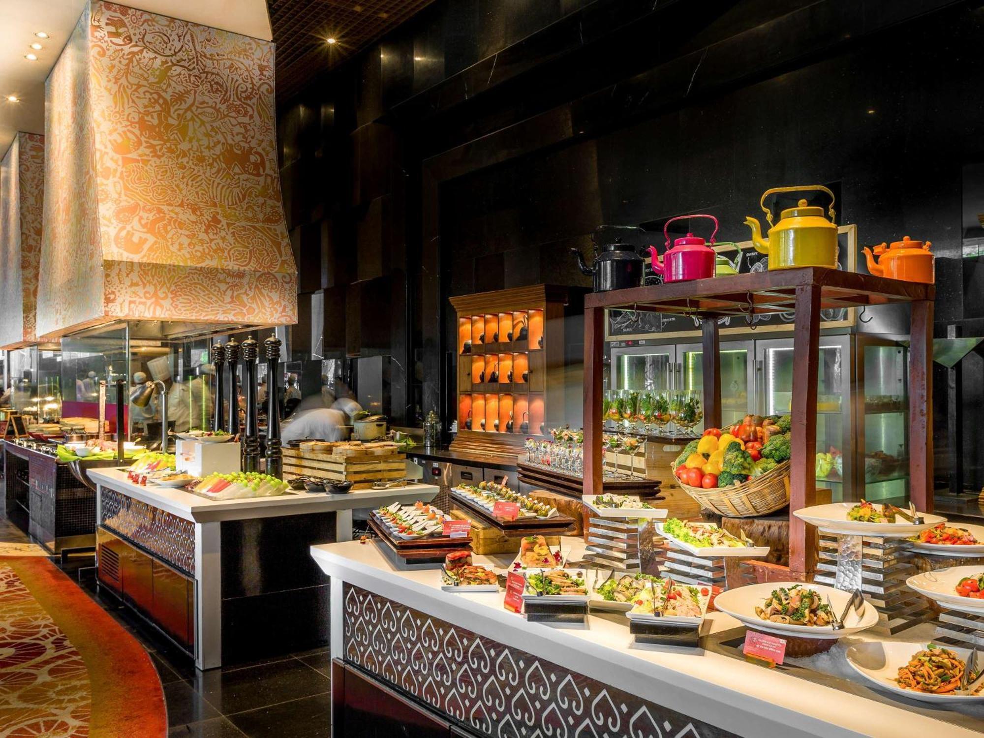 Sofitel Mumbai Bkc Hotell Exteriör bild The buffet at the restaurant