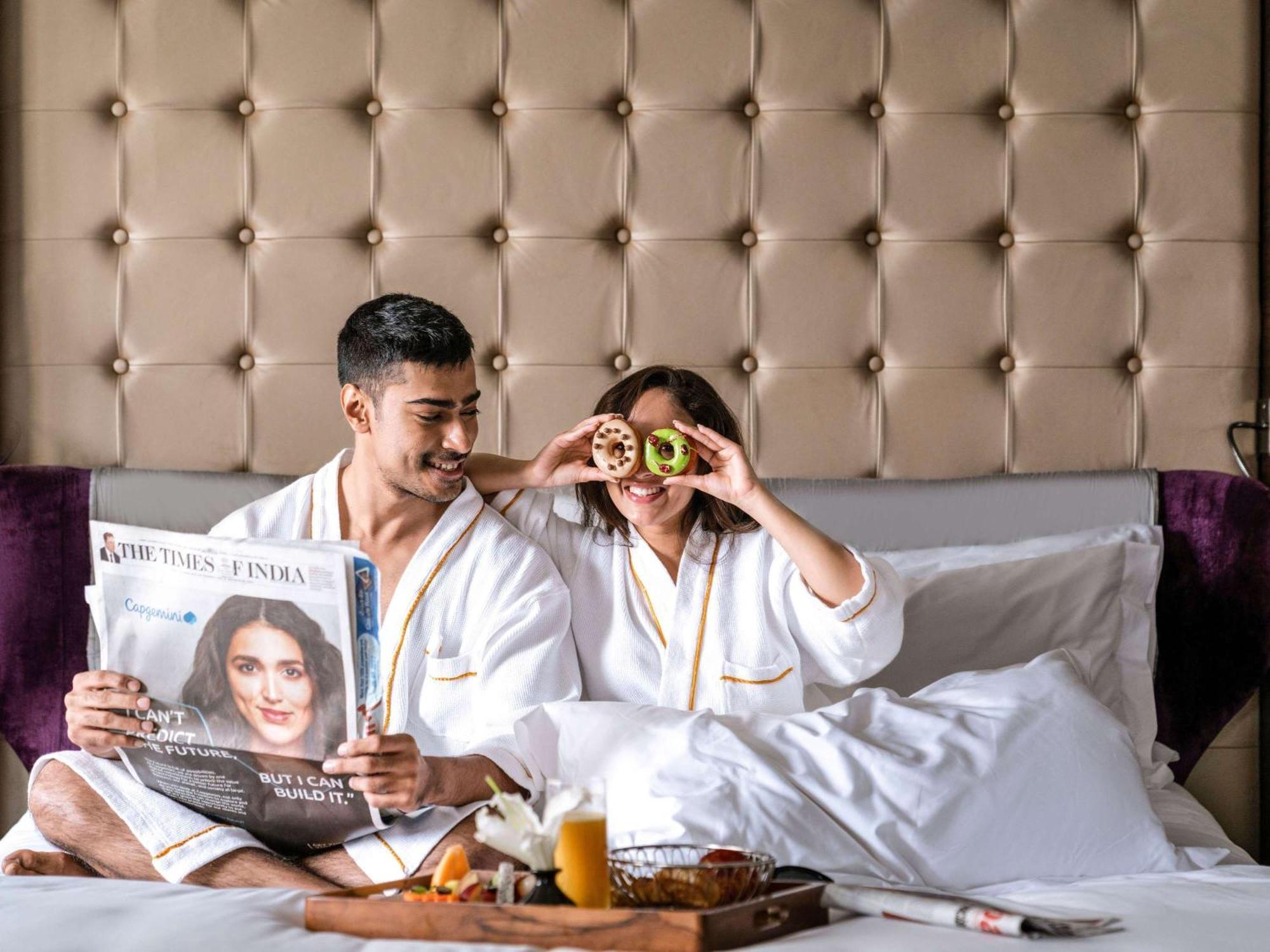Sofitel Mumbai Bkc Hotell Exteriör bild A couple in a hotel room