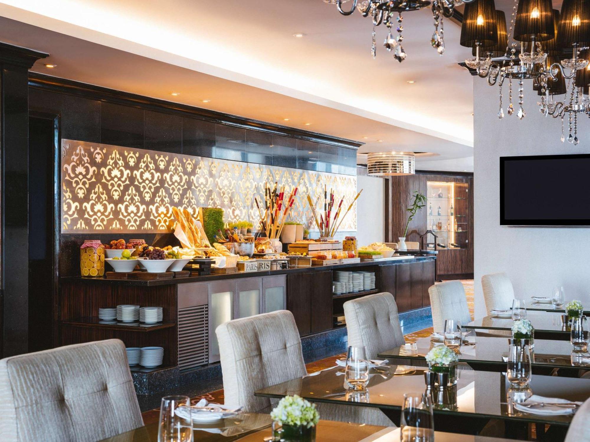 Sofitel Mumbai Bkc Hotell Exteriör bild The Club Lounge at the airport