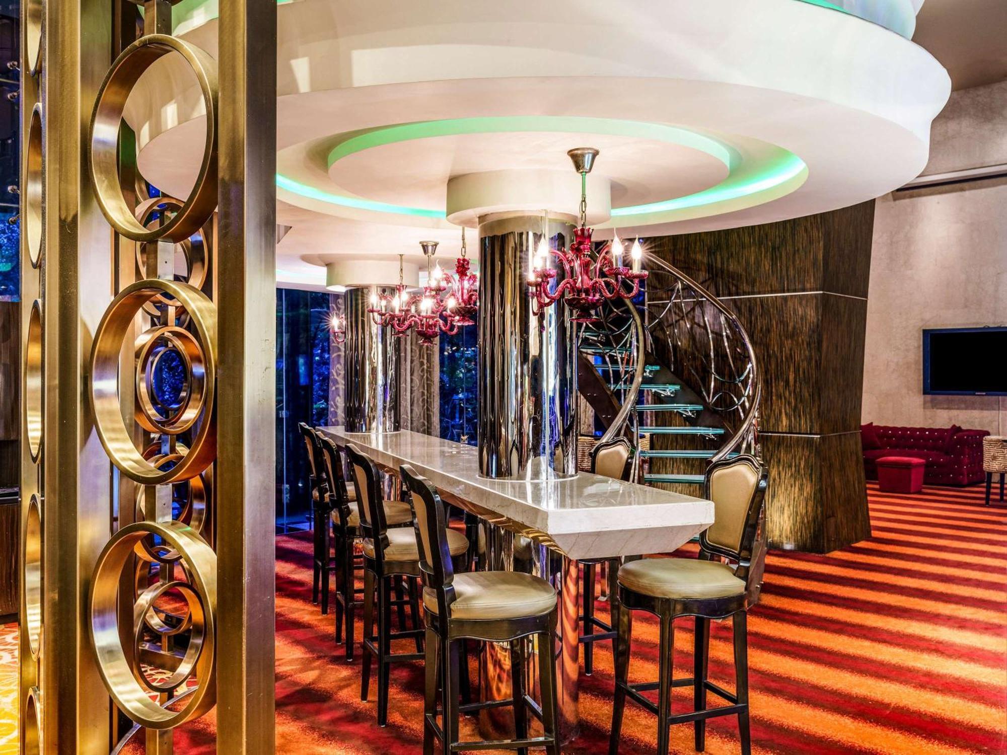 Sofitel Mumbai Bkc Hotell Exteriör bild The bar at the 39th floor
