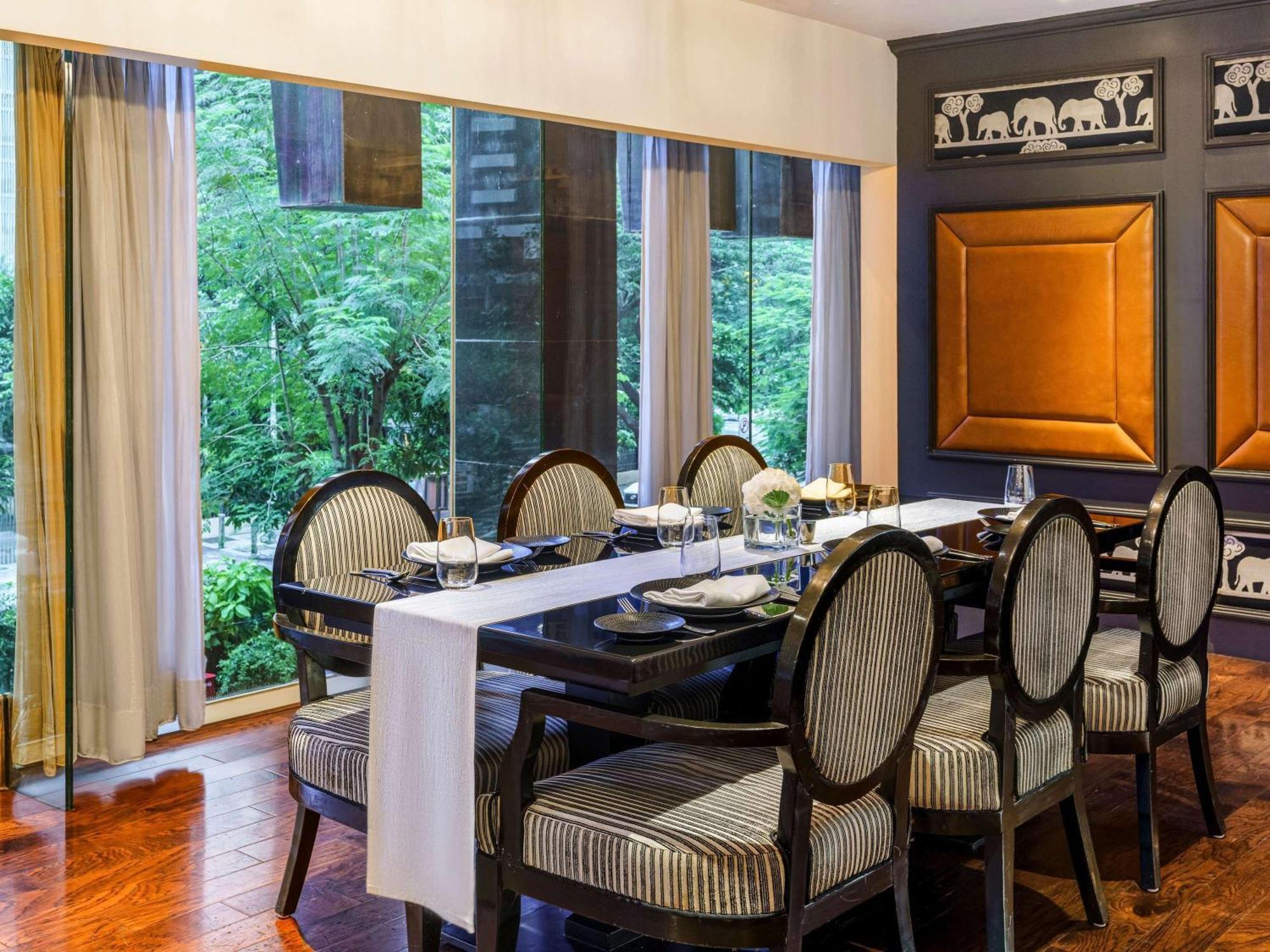 Sofitel Mumbai Bkc Hotell Exteriör bild The dining room
