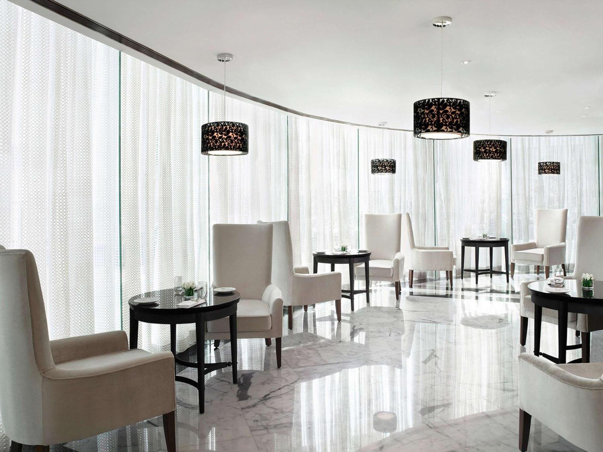 Sofitel Mumbai Bkc Hotell Exteriör bild The Lounge at the airport