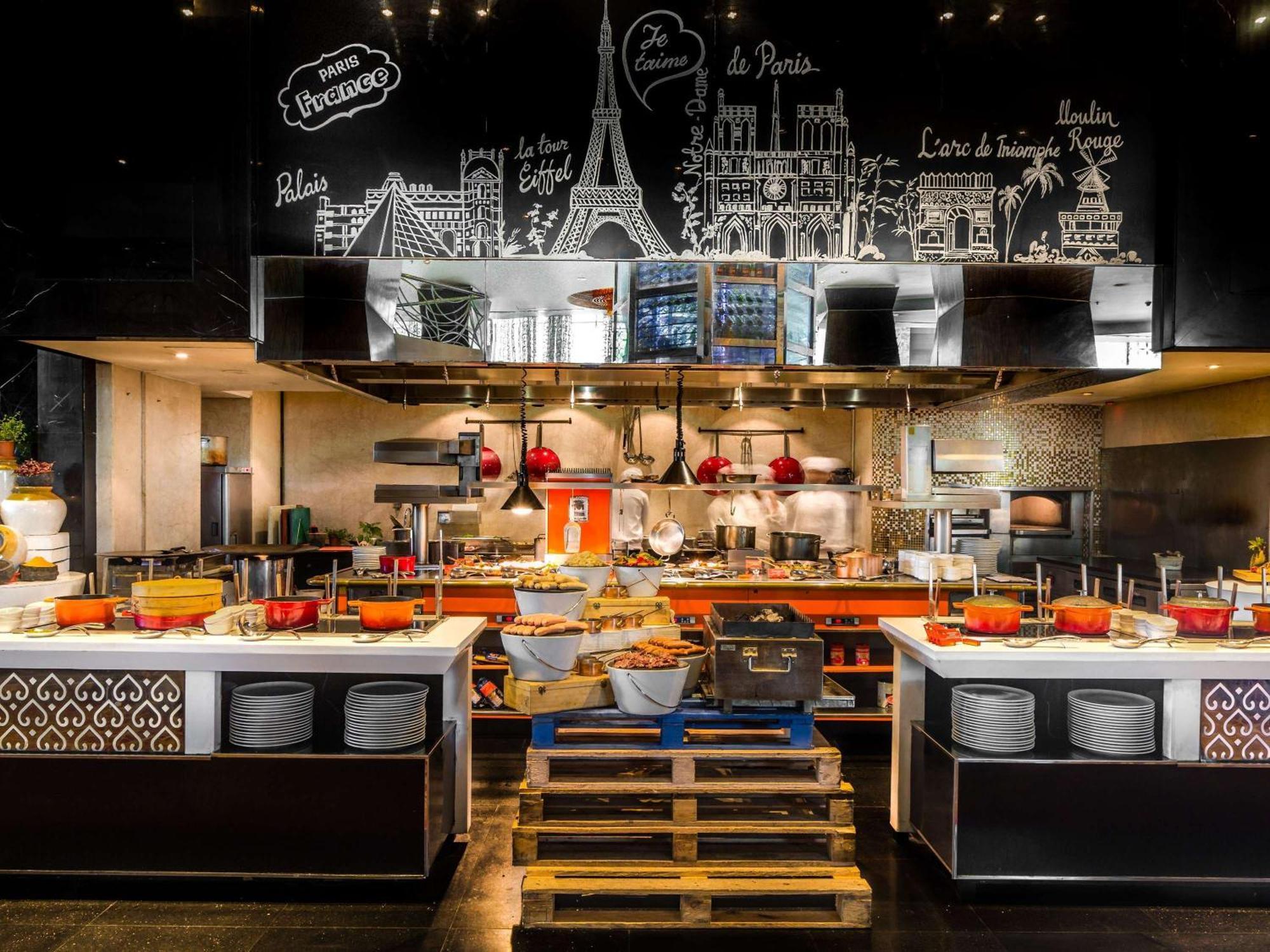 Sofitel Mumbai Bkc Hotell Exteriör bild Live Kitchen at the hotel