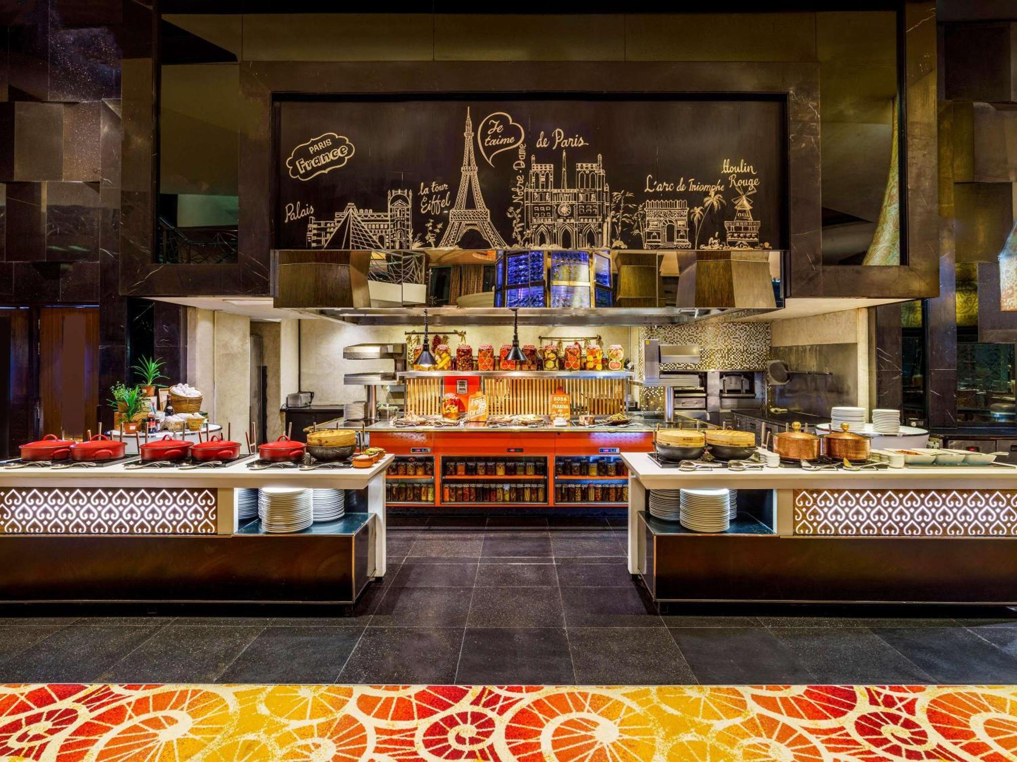 Sofitel Mumbai Bkc Hotell Exteriör bild The buffet at Wynn